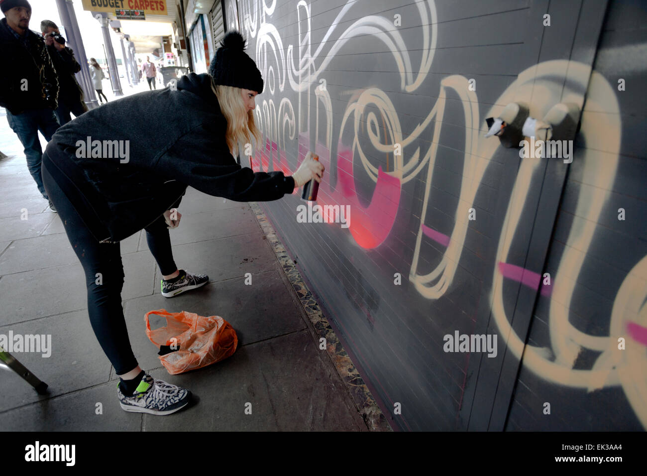 Brixton, London, UK. 6. April 2015. Lucinda Ireland malt aka Lilly Lou ein Wandbild auf eines der Geschäfte, die Network Rail plant, aus der Bahn Bögen auf Atlantikstraße zu vertreiben.  Organisiert wird das Projekt durch Stifte im Rahmen der Kampagne speichern Brixton Bögen. Bildnachweis: Honig Salvadori/Alamy Live-Nachrichten Stockfoto