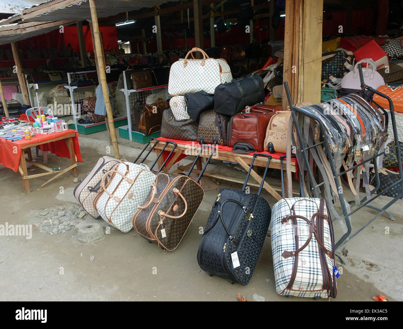 Don Sao, Laos. 25. Februar 2015. Gefälschte Markenprodukte, wie Taschen und Koffer, werden auf einem Marktplatz in Don Sao, Laos, 25. Februar 2015 verkauft. Foto: Alexandra Schuler/Dpa - NO-Draht-SERVICE-/ Dpa/Alamy Live News Stockfoto