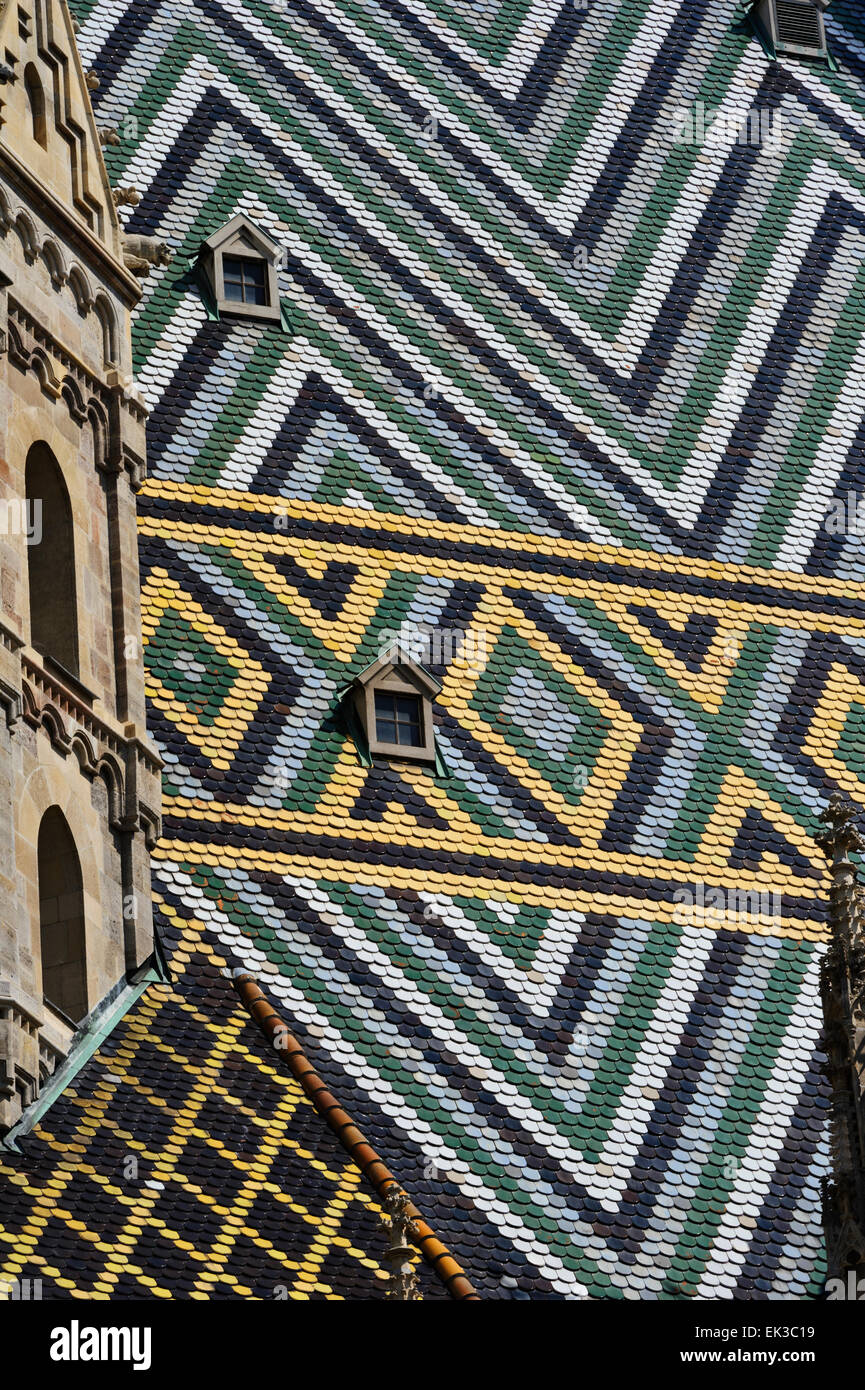 Das bunte Mosaik-Fliesen auf dem Dach des St. Stephen Kirche, Wien, Österreich. Stockfoto