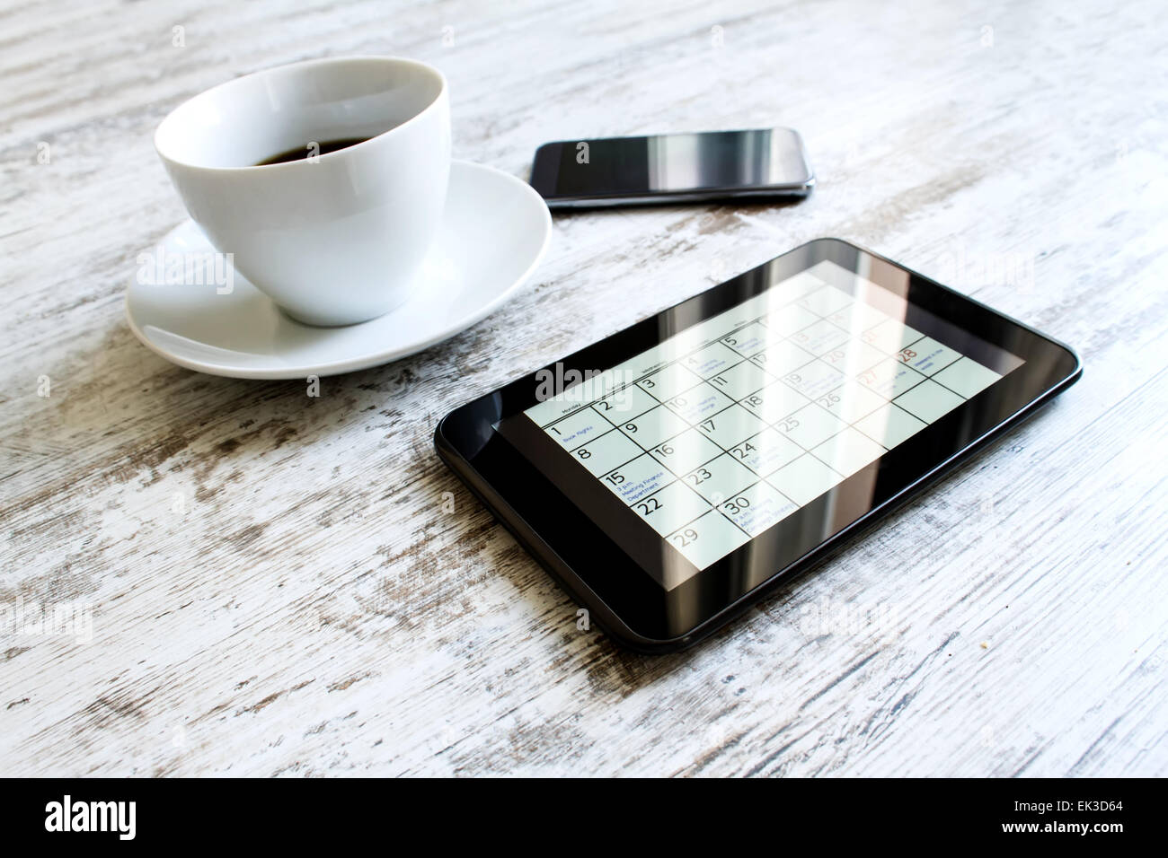 Überprüfung monatliche Aktivitäten und Termine im Büro in der Tablette Stockfoto