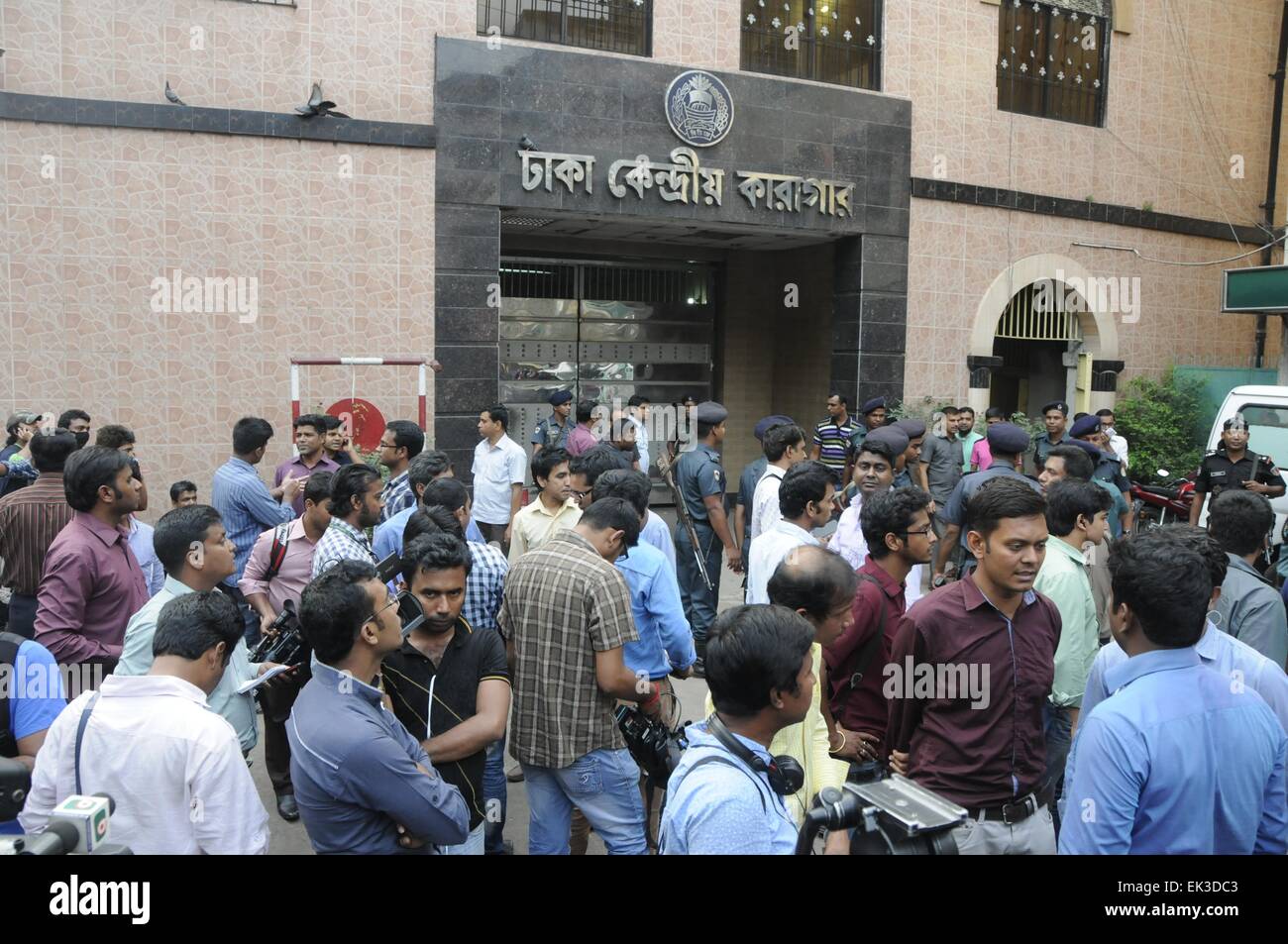 Dhaka, Bangladesch. 6. April 2015. Reporter versammeln, um die Nachricht von Todestrakt kriminellen Muhammad Kamaruzzaman, Bangladesh Jamaat-e-Islami Partei Beigeordneter Generalsekretär, in Dhaka, Bangladesch, 6. April 2015 abdecken. Bangladeshs größten islamistischen Partei hat einen Nonstop-48-stündigen landesweiten Streik aufgerufen, nachdem des Landes Apex Court Montagmorgen seinen früheren Urteil über seine Führer Muhammad Kamaruzzaman, Ablehnung sein Plädoyer für die Überprüfung der Todesstrafe für Verbrechen gegen die Menschlichkeit während des Landes Unabhängigkeitskrieges im Jahre 1971 bestätigte. © Shariful Islam/Xinhua/Alamy Live-Nachrichten Stockfoto