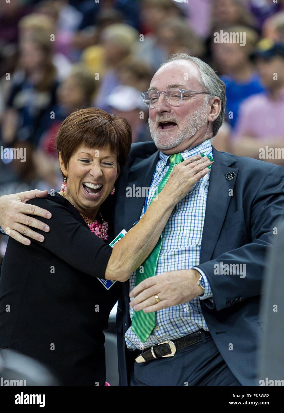 Tampa, FL, USA. 5. April 2015. Notre Dame Fighting Irish head Coach Muffet McGraw und Notre-Dame-Direktor der Leichtathletik Jack Swarbrick Umarmung nach dem einen Punkt gewinnen Südcarolina während der NCAA Frauen Final Four in Amalie Arena in Tampa FL. © Csm/Alamy Live-Nachrichten Stockfoto