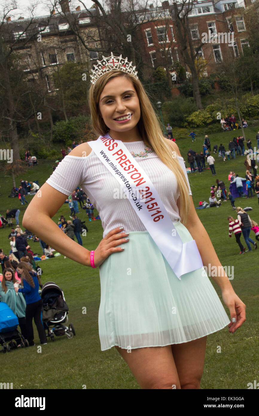 Avenham Park, Preston, Lancashire, Großbritannien, 6. April 2015. Miss Preston, Dominique Harrison-Bentsen 23 Jahre alt am Ostern Mütze Parade und Wettbewerb. Dieser Kursteilnehmer, Dominique Harrison-Bentsen, Tausende für ein obdachloser Mann, der ihr angebotenen 3 £ für ein Taxi. Ein obdachloser Mann, der eine Frau seinen letzten Cent zu Hause angeboten werden, wenn Sie Ihr Geldbeutel ist "überwältigt" verloren, nachdem sie mehr als £ 21.000 angehoben, um ihm zu helfen. Dominique, 22, schlief grob auf den Straßen Geld für obdachlose Menschen Robbie zu erheben, nachdem er bot ihr seine letzten 3 £ für ein Taxi nach Hause zu geben. Stockfoto