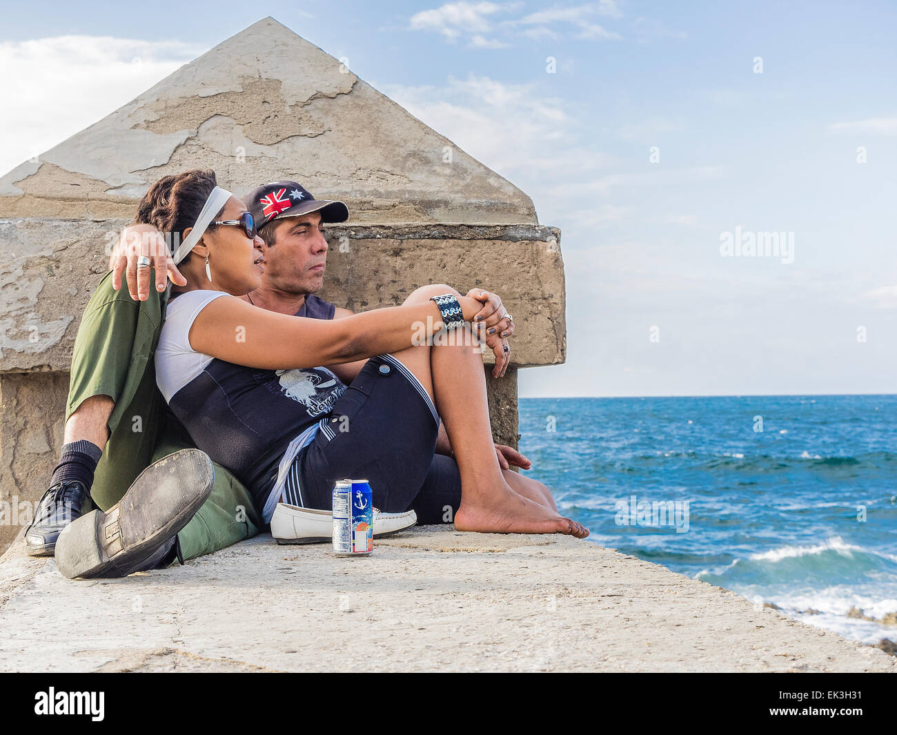 Beiden mittleren Alters kubanischen Liebenden an der Wand des Malecón von Havanna Hafen mit dem Mann schmollend. Stockfoto