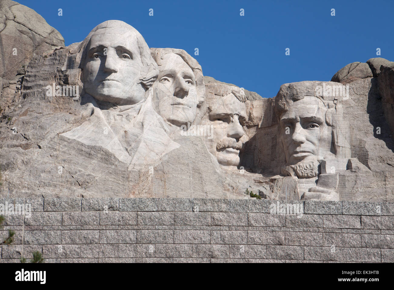 Ein Blick auf Mount Rushmore unter blauem Himmel. Stockfoto