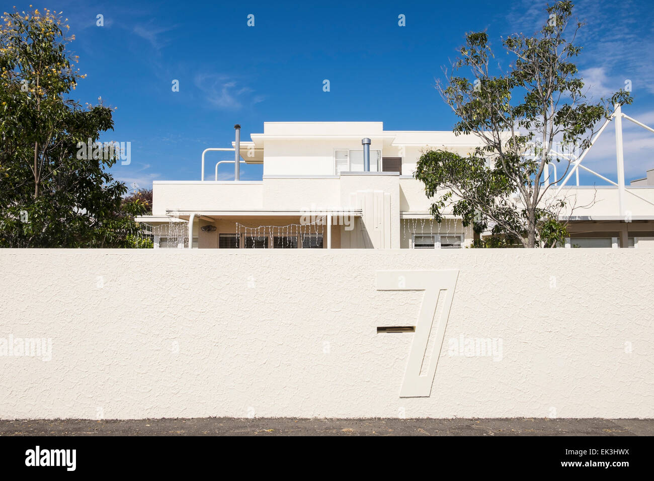 Art-Deco-Stil Nummer sieben auf der Wand eines Hauses in Napier Hill, Neuseeland. Stockfoto