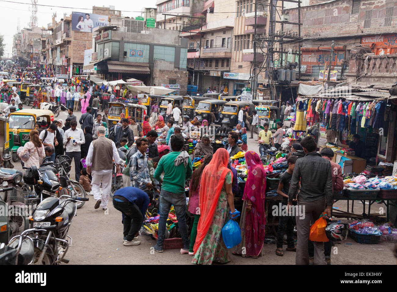 Zeigen Sie nach unten Nai Sarak aus Sadar Markt in der alten Stadt Jodhpur an Stockfoto