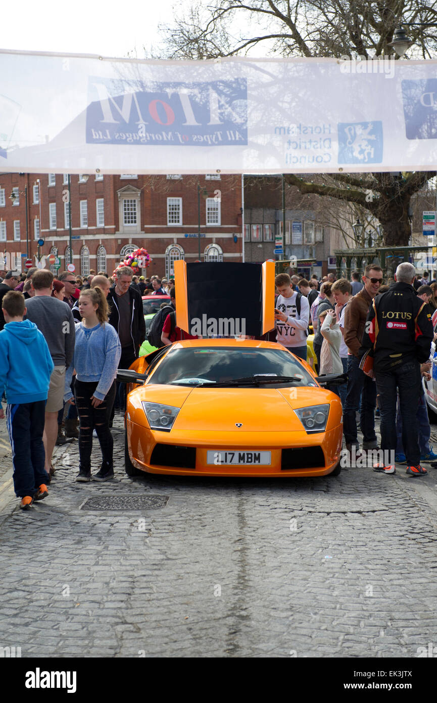 Horsham, UK. 6. April 2015. Lamborghini-Auto auf dem Display in der Carfax, Horsham, während die Horsham Piazza Italia auf Montag, 6. April 2015. Piazza Italia 2015 fand in Horsham, West Sussex, von Freitag, 3 April, Montag, 6. April 2015 statt. Bildnachweis: Christopher Mills/Alamy Live-Nachrichten Stockfoto