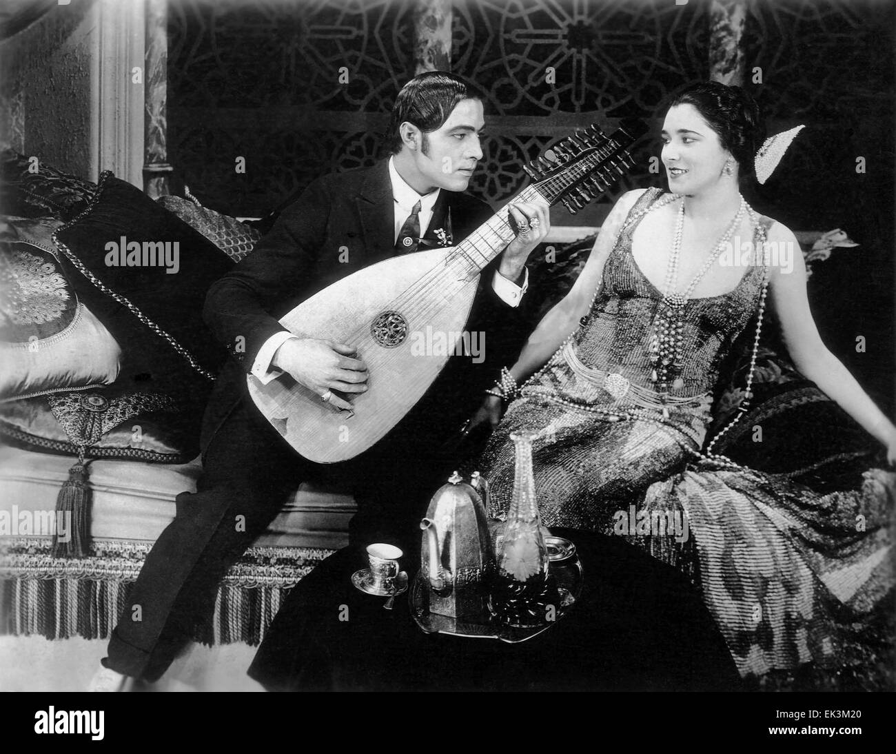 Rudolph Valentino, Nita Naldi, am Set of the Silent Film "Blood and Sand", 1922 Stockfoto