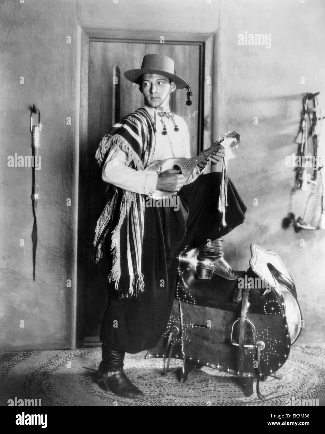Rudolph Valentino, am Set of the Silent Film "Die vier Reiter der Apokalypse", 1921 Stockfoto