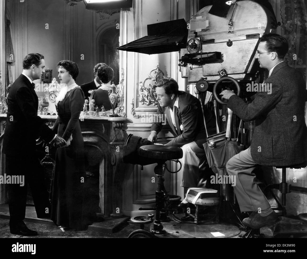 William Powell, Luise Rainer, Direktor Robert Z. Leonard, am Set des Films "Der große Ziegfeld", 1936 Stockfoto
