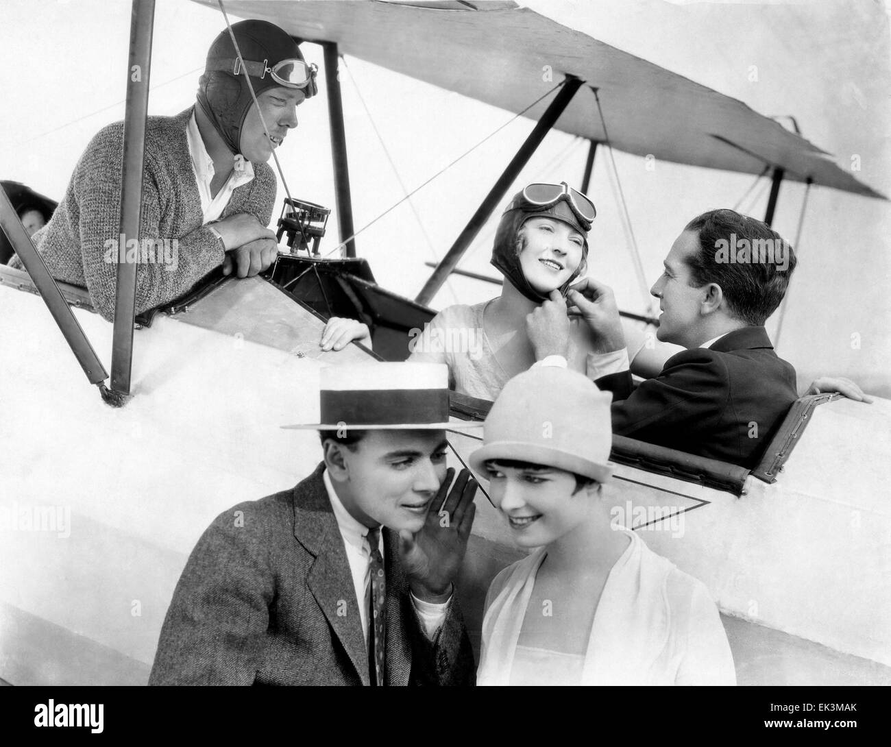 Dorothy Mackaill Jack Mulhall (rechts im Flugzeug) William Collier Jr. Louise Brooks am Set des Stummfilms "nur ein weiteres Stockfoto