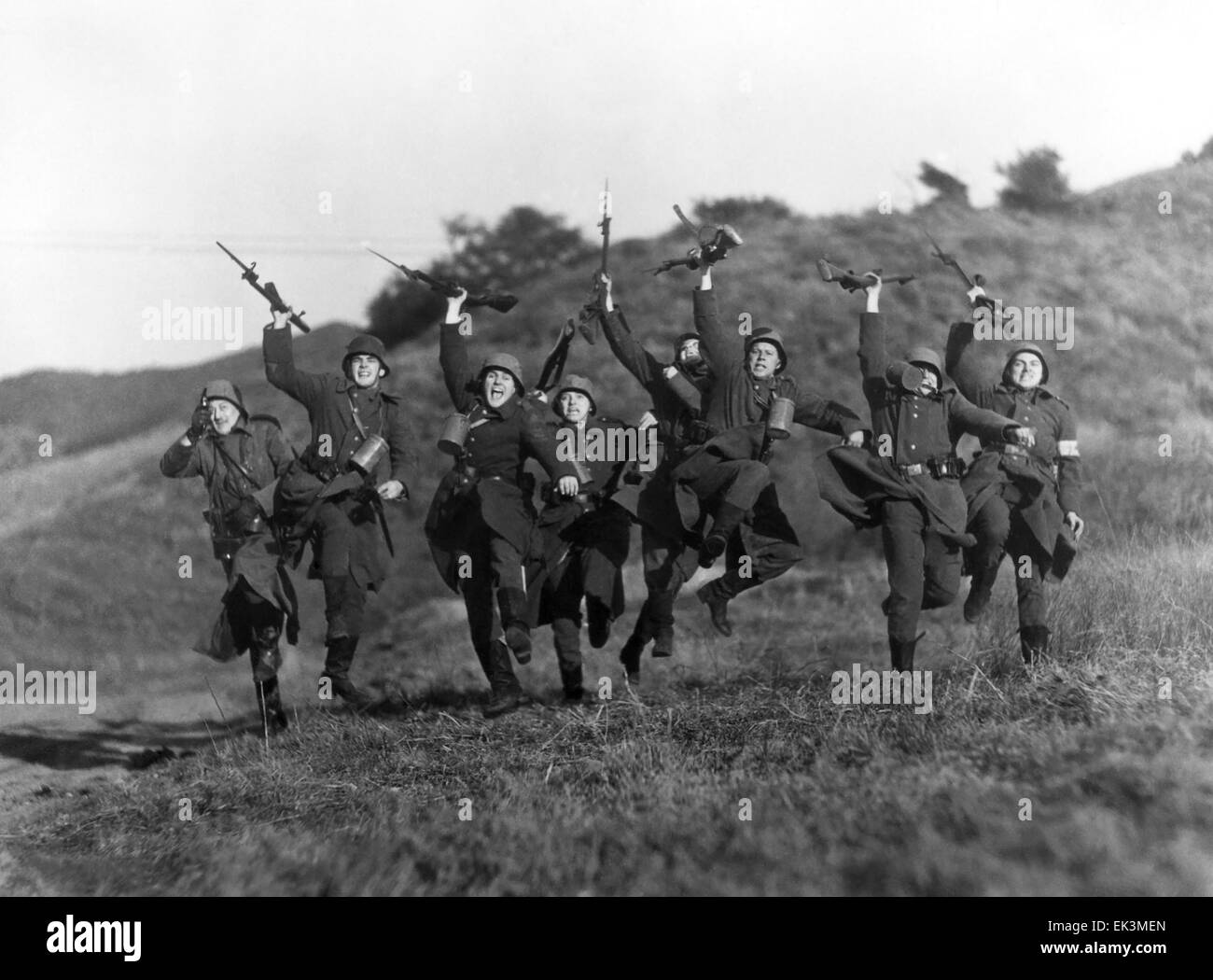 Laden Soldaten mit Gewehren, am Set des Films "Der Weg zurück", 1937 Stockfoto
