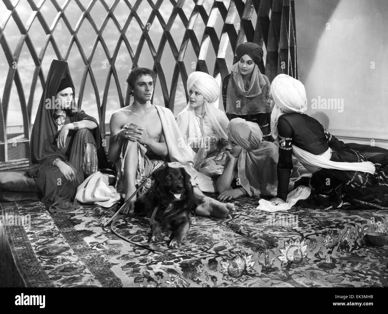 John Justin und Harem Mädchen am Set des Films "Der Dieb von Bagdad", 1940 Stockfoto