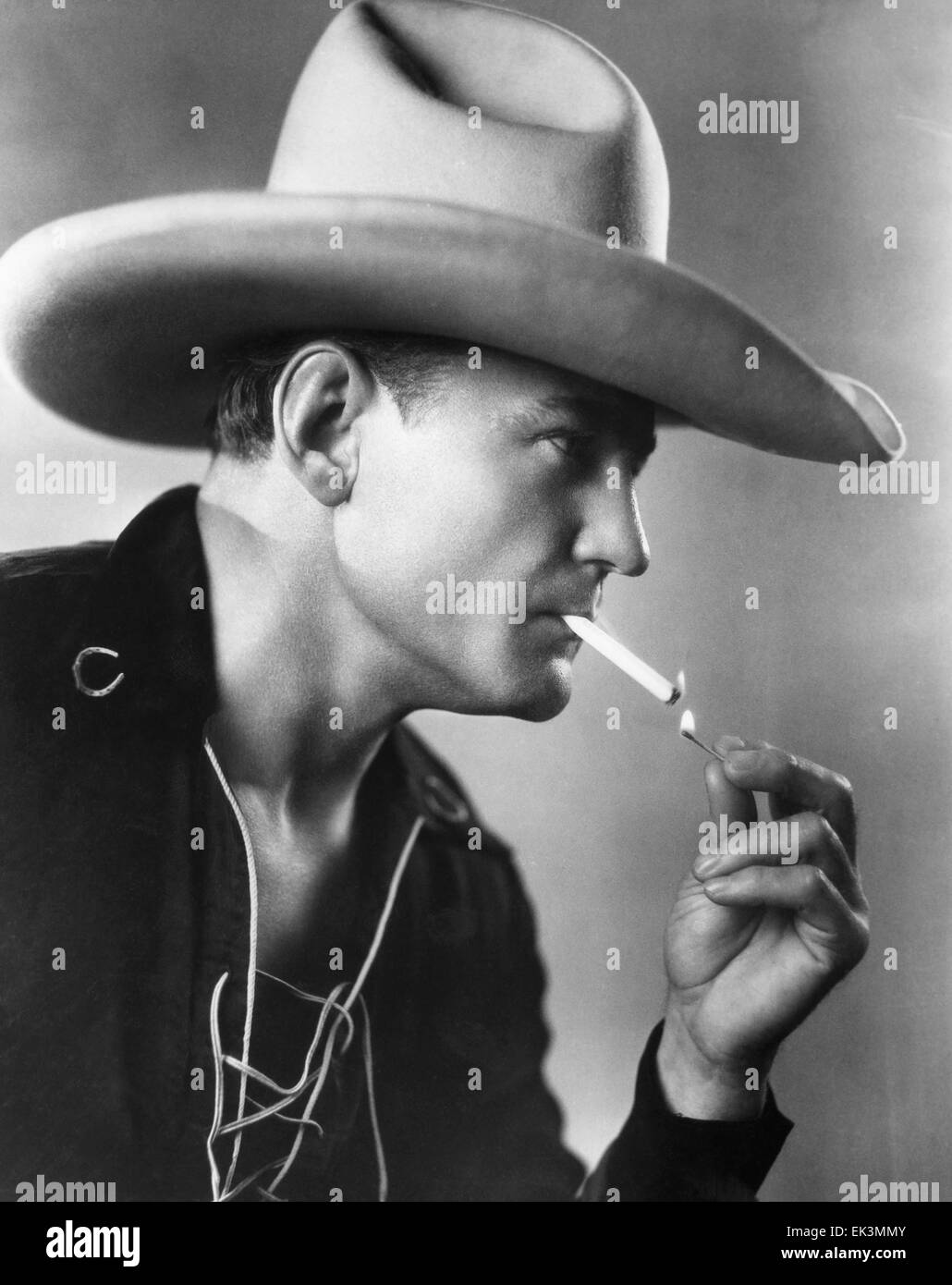 Buck Jones, Portrait qualmender Zigarette, um 1930 Stockfoto