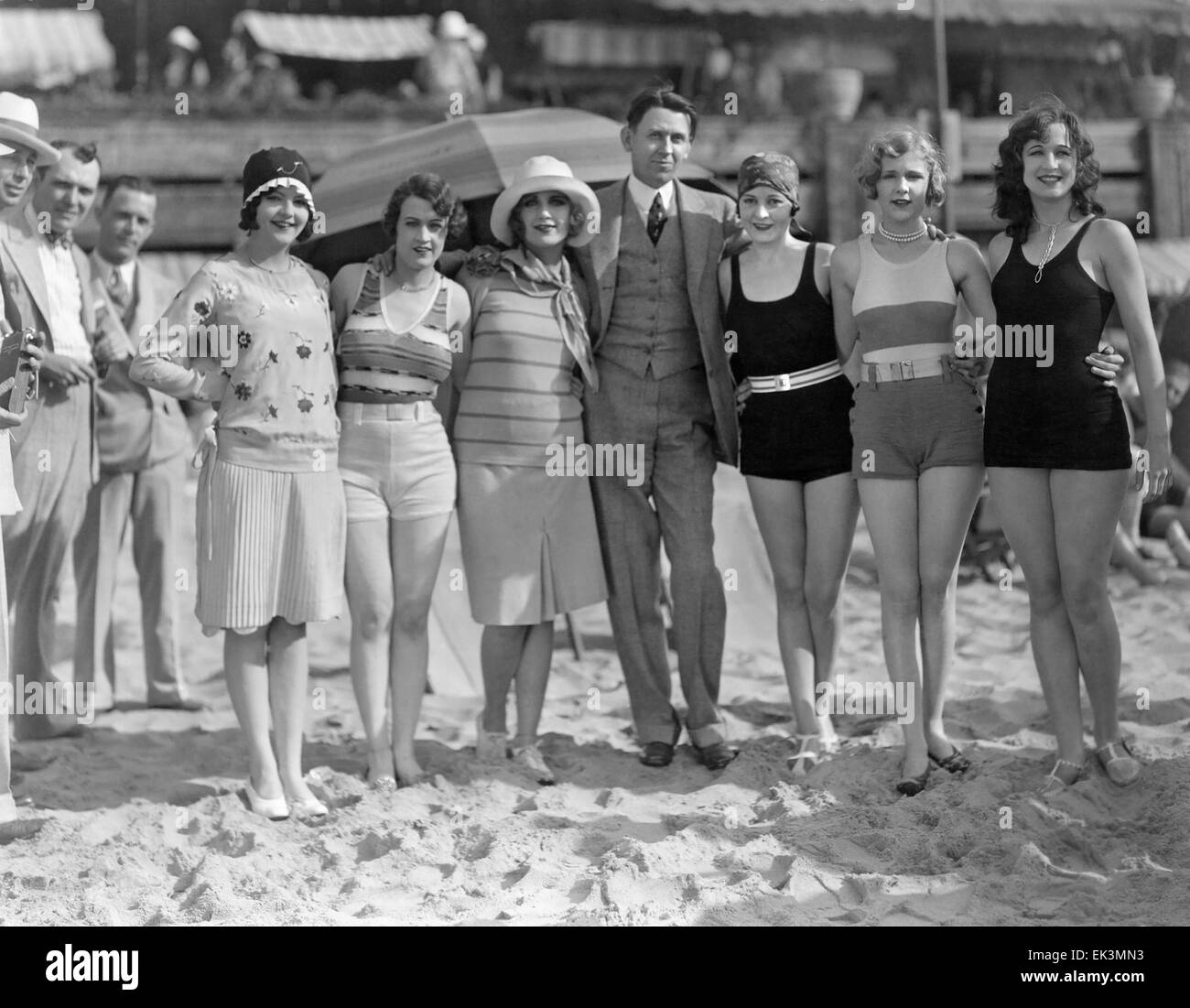 Carole Lombard (Dritter von links), Portrait am Strand, ca. späten 1920er Stockfoto