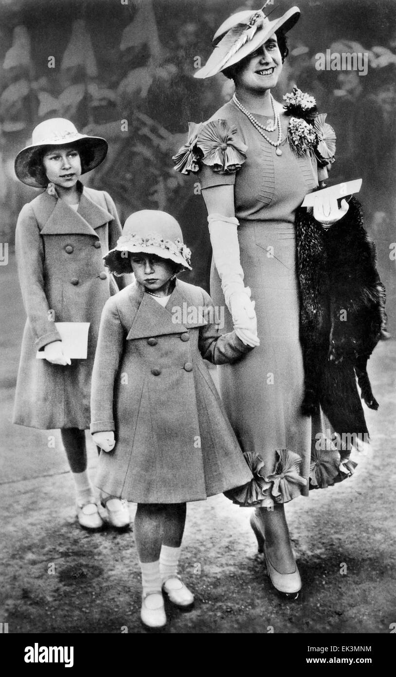 Königin Elizabeth II des Vereinigten Königreichs, als Kind, mit der Königin-Mutter, Elisabeth und Prinzessin Margaret, ca. späten 1930er Jahren Stockfoto