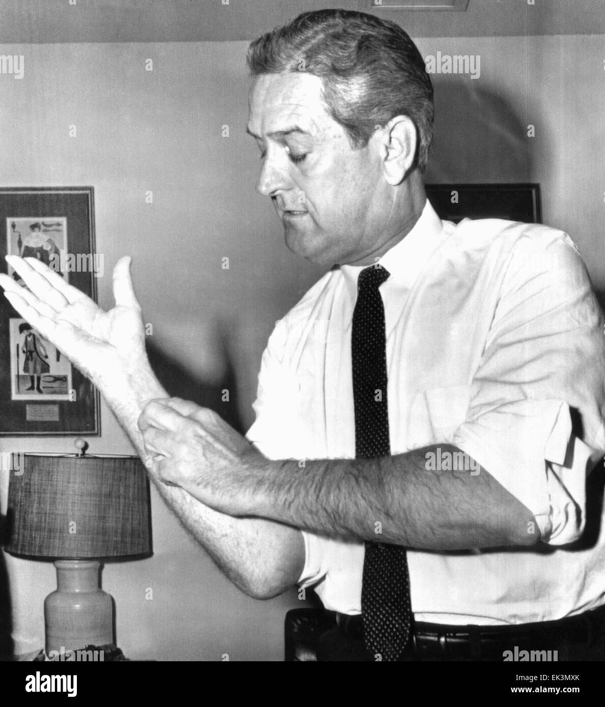 Texas Gouverneur John Connally zeigen wo Kugel getroffen sein Handgelenk während der Ermordung von US-Präsident John Kennedy 18 März Stockfoto