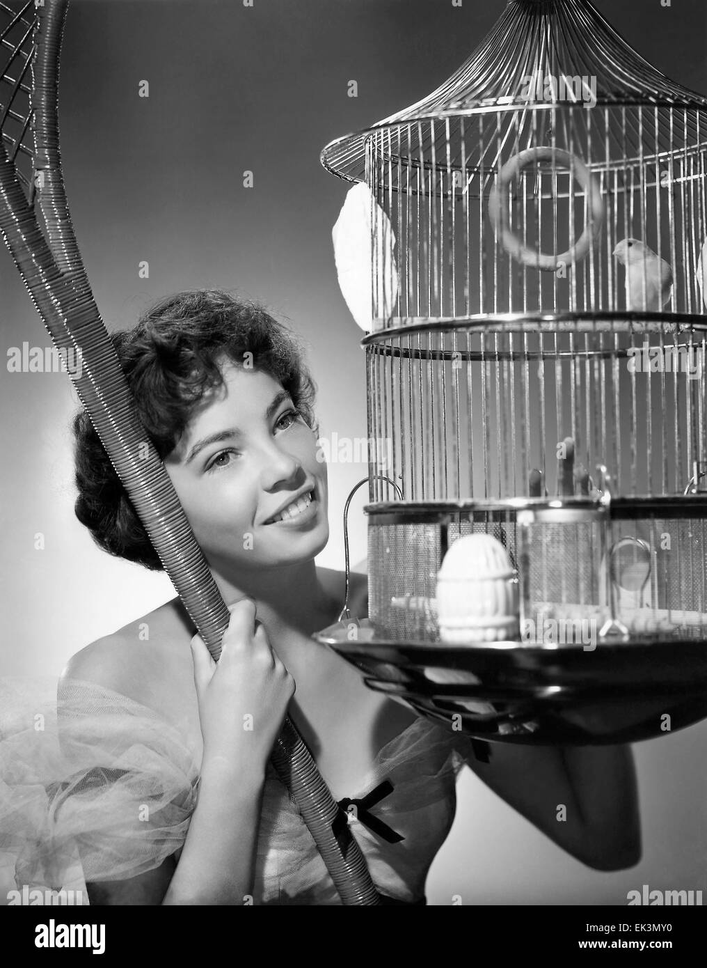 Leslie Caron, Portrait mit Vogelkäfig, 1951 Stockfoto