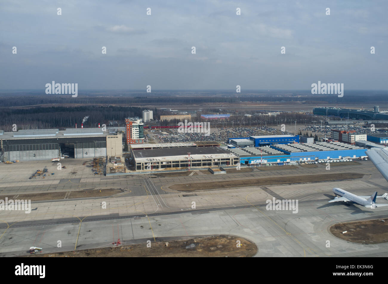 Hohe Aussicht auf den Flughafen Domodedovo. Moskau, Russland Stockfoto