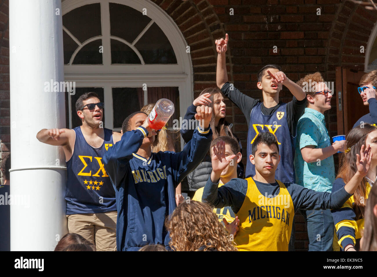 Ann Arbor, Michigan - Studenten an der University of Michigan versammeln sich im Sigma Chi Bruderschaft House, Alkohol zu trinken. Stockfoto