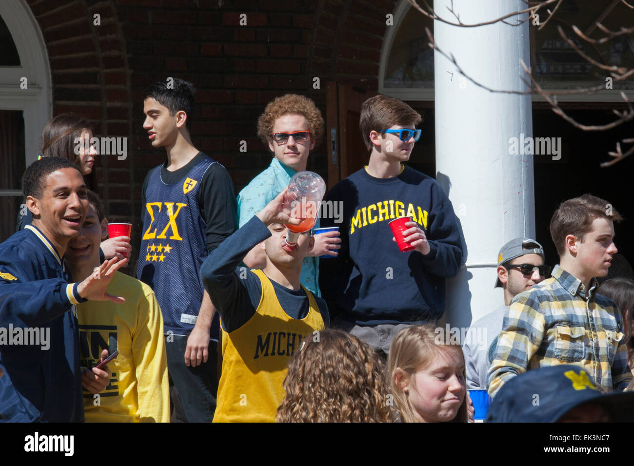 Ann Arbor, Michigan - Studenten an der University of Michigan versammeln sich im Sigma Chi Bruderschaft House, Alkohol zu trinken. Stockfoto
