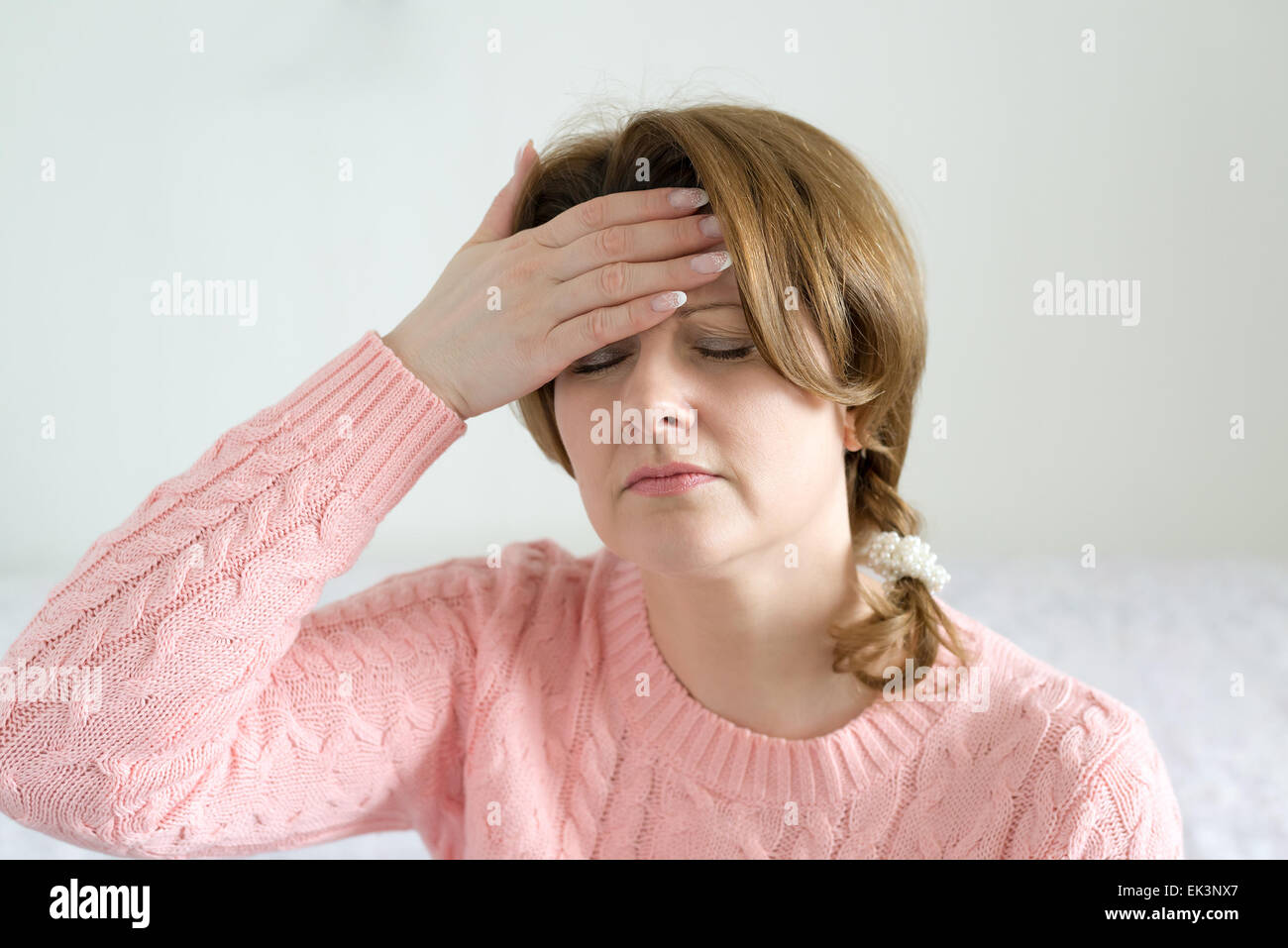 Frau, hält die Hände auf ihren Kopf, Depression, Schmerzen, Migräne Stockfoto