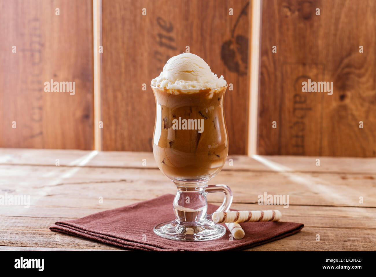 Eiskaffee mit Milch und Eis Stockfoto