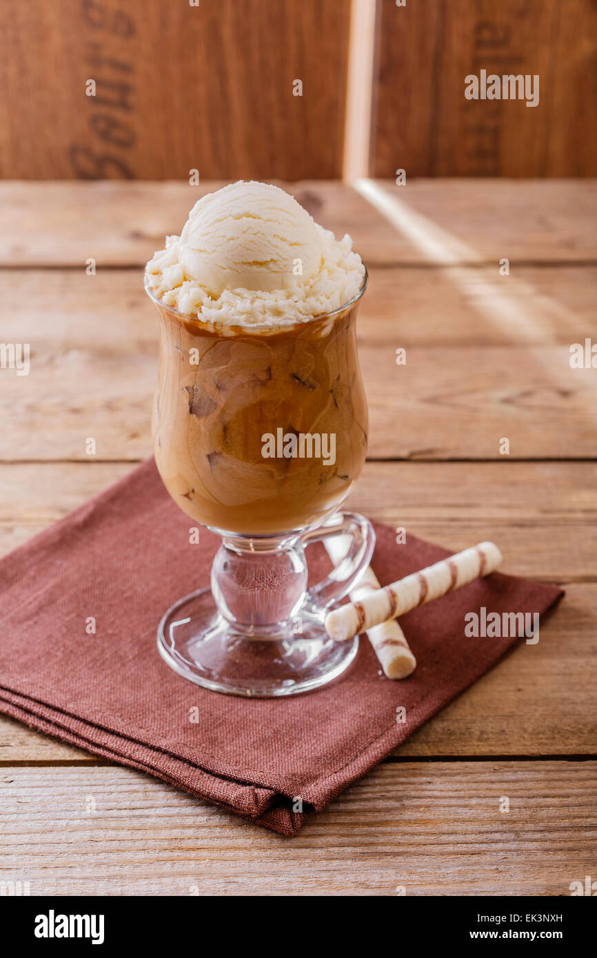 Eiskaffee mit Milch und Eis Stockfoto