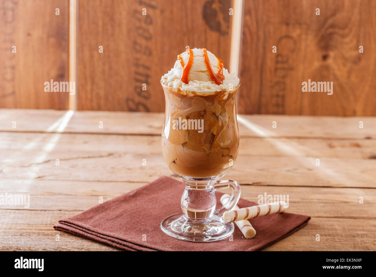 Eiskaffee mit Milch und Eis Karamell Stockfoto