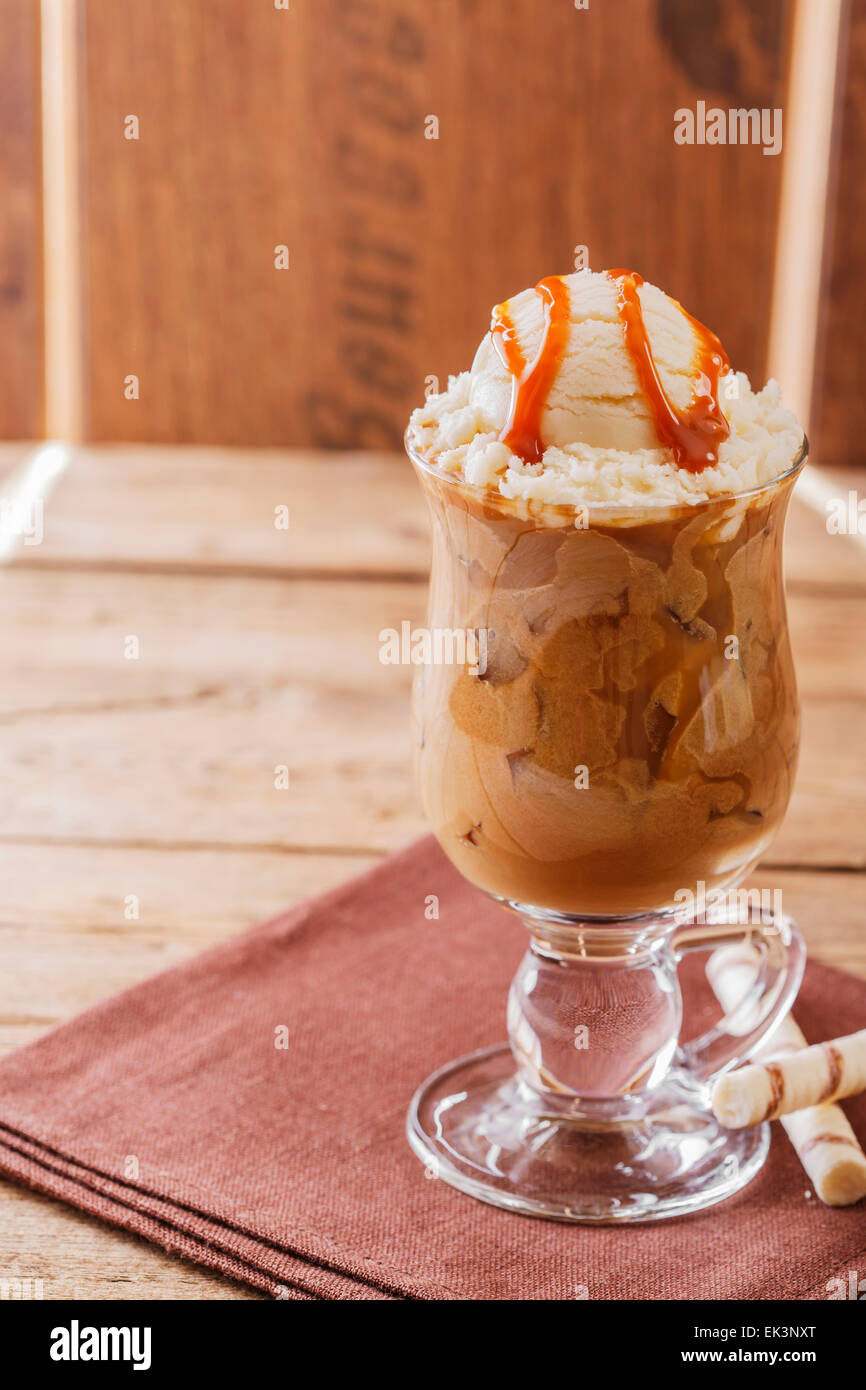 Eiskaffee mit Milch und Eis Karamell Stockfoto
