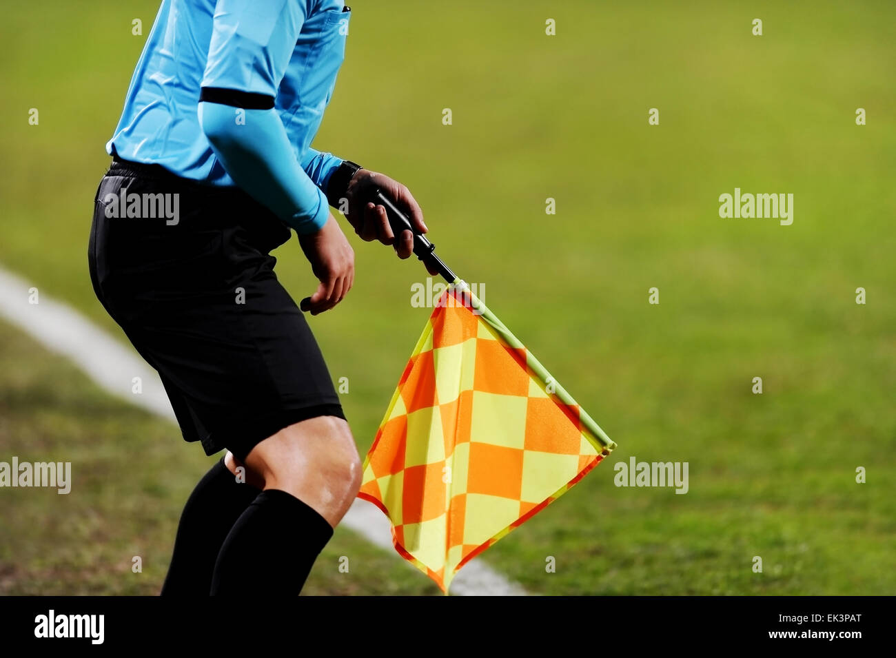 Schiedsrichter-Assistenten mit der Flagge an der Seitenlinie während eines Fußballspiels Signalisierung Stockfoto