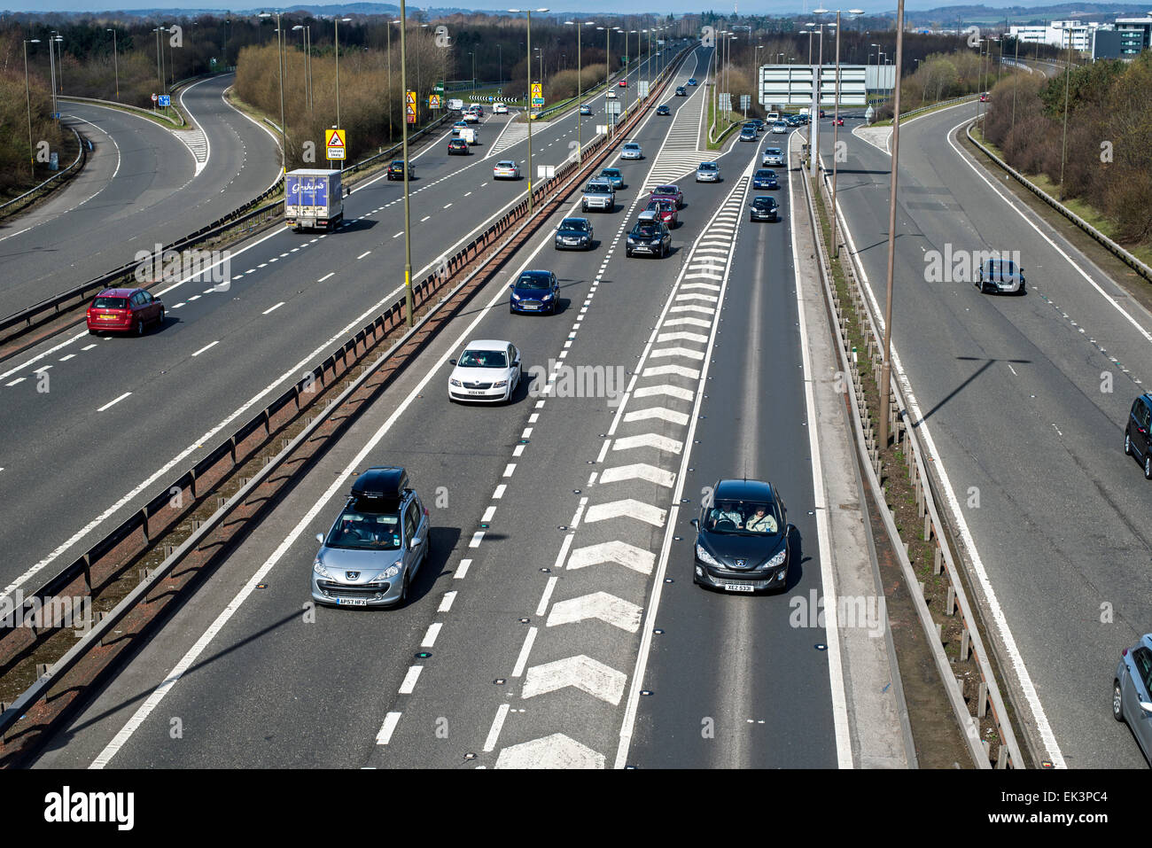 Verkehr auf dem Edinburgh City Bypass (A720) in der Nähe von Sighthill der Union Canal Aquaduct entnommen. Stockfoto