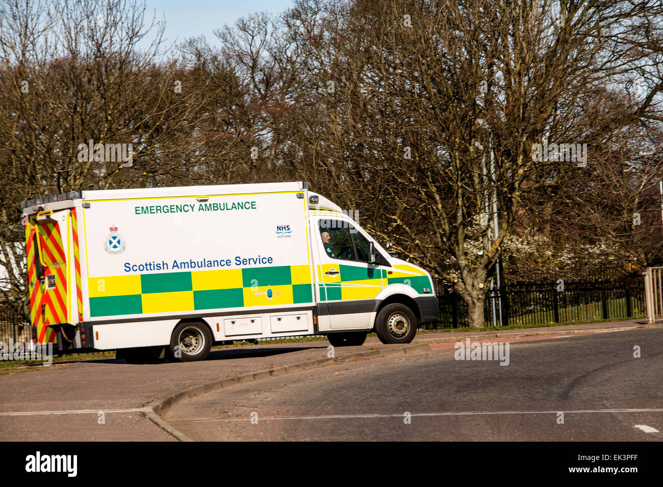 Ein Notdienst des Scottish Ambulance Service, der auf einen Notruf 999 in Dundee, Schottland, reagiert Stockfoto