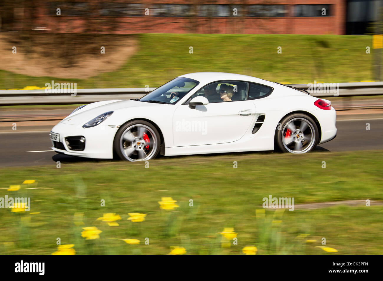 Weißer Porsche "Porsche Cayman" Sportwagen Reisen entlang der Kingsway West Schnellstraße in Dundee, Großbritannien Stockfoto