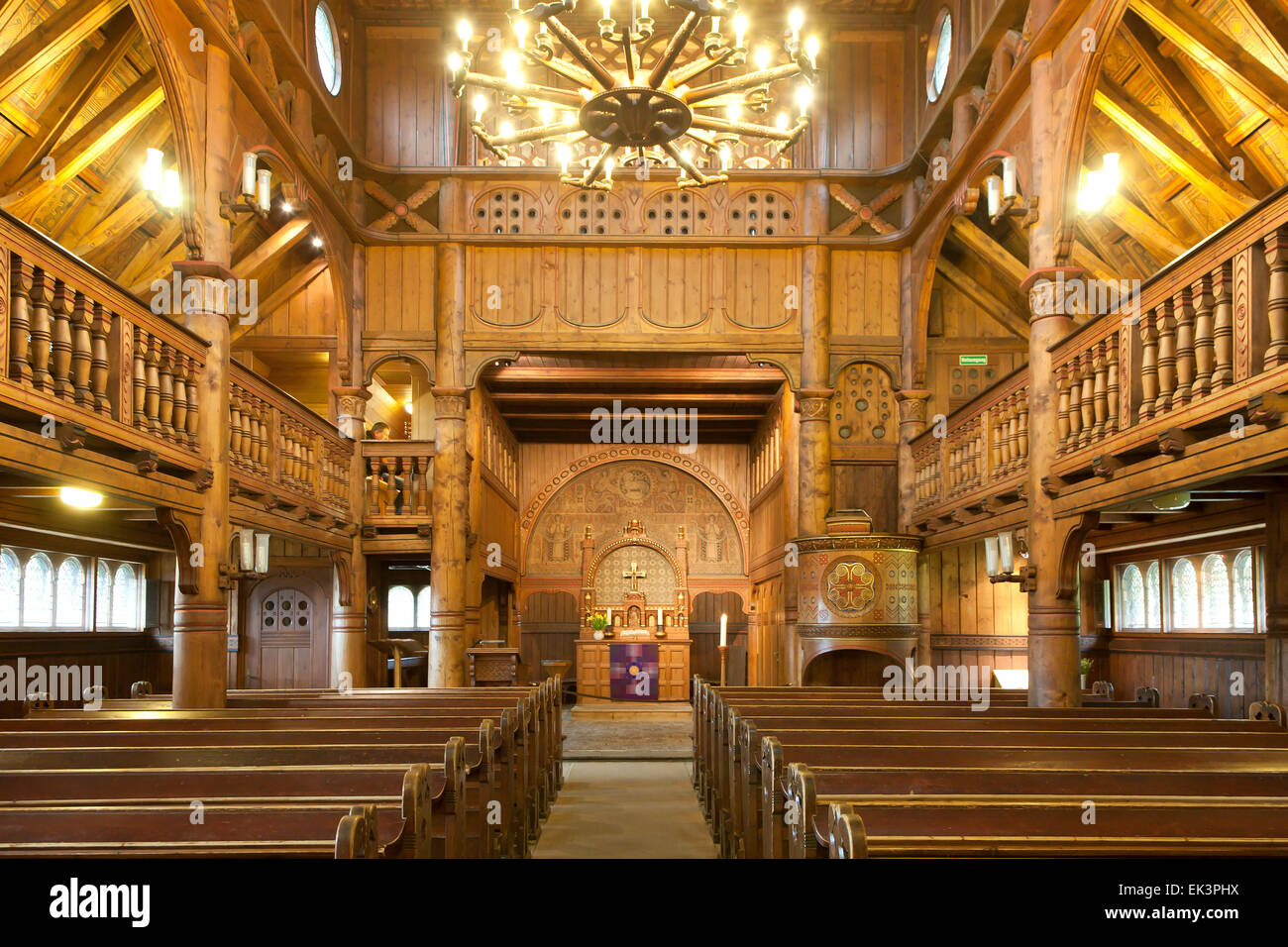 Im Inneren der nordischen Holzkirche im Harz-Deutschland Stockfoto