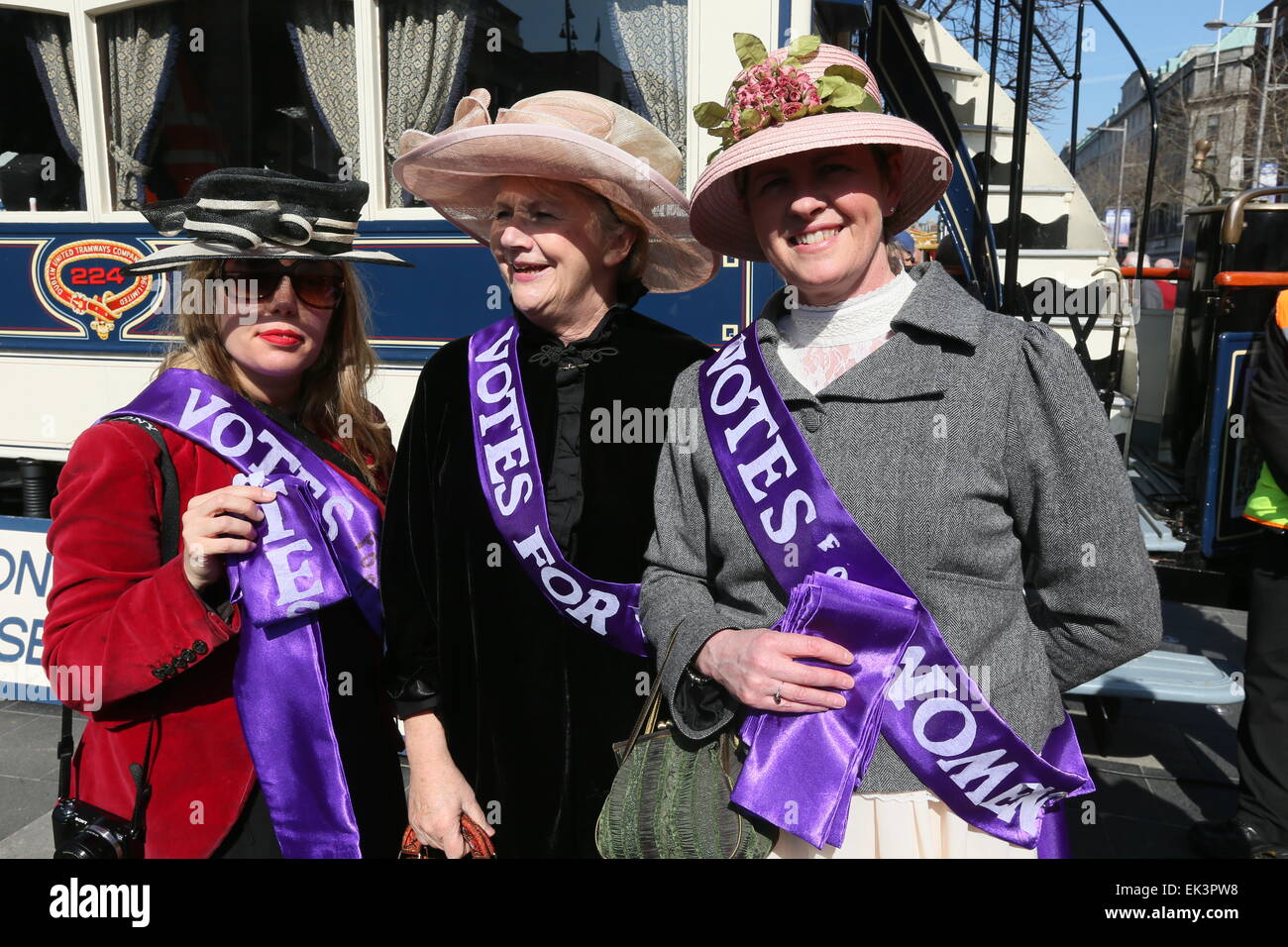 Dublin, Irland. 6. April 2015. Frauen gekleidet als Suffragetten während der Erholung von Ostern 1915 im Stadtzentrum von Dublin als Bestandteil der 1916 Rebellion Gedenken Veranstaltungen. Die "Road to Rising" Ereignisse statt auf Dublins O' Connell Street. Bildnachweis: Brendan Donnelly/Alamy Live-Nachrichten Stockfoto