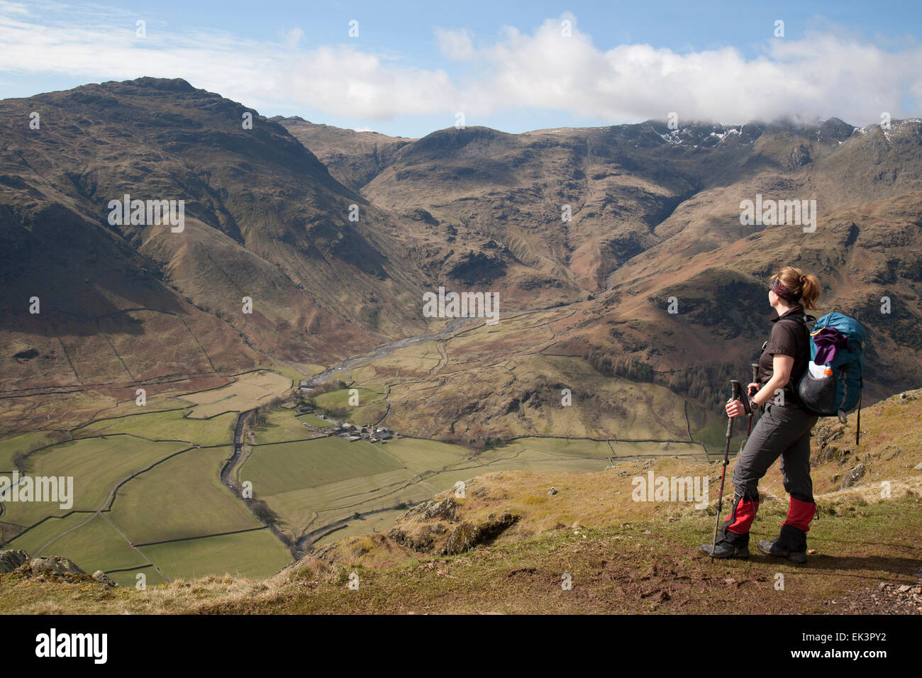 Eine weibliche Wanderer im Lake District, England. Stockfoto