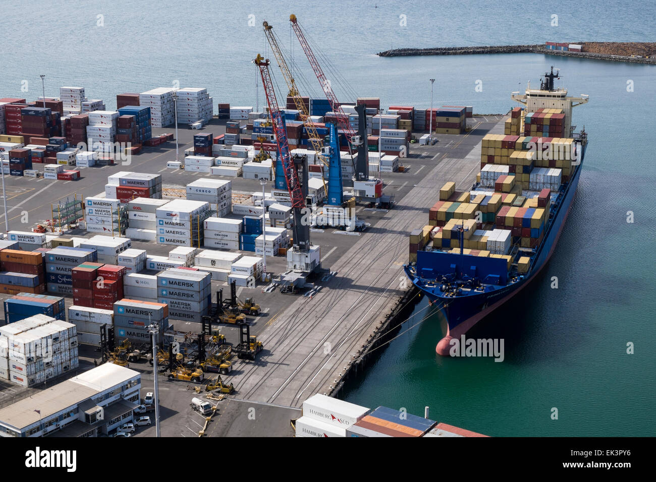 Hafen von Napier in Neuseeland. Container, die Ladefläche mit Frachtschiff. Stockfoto