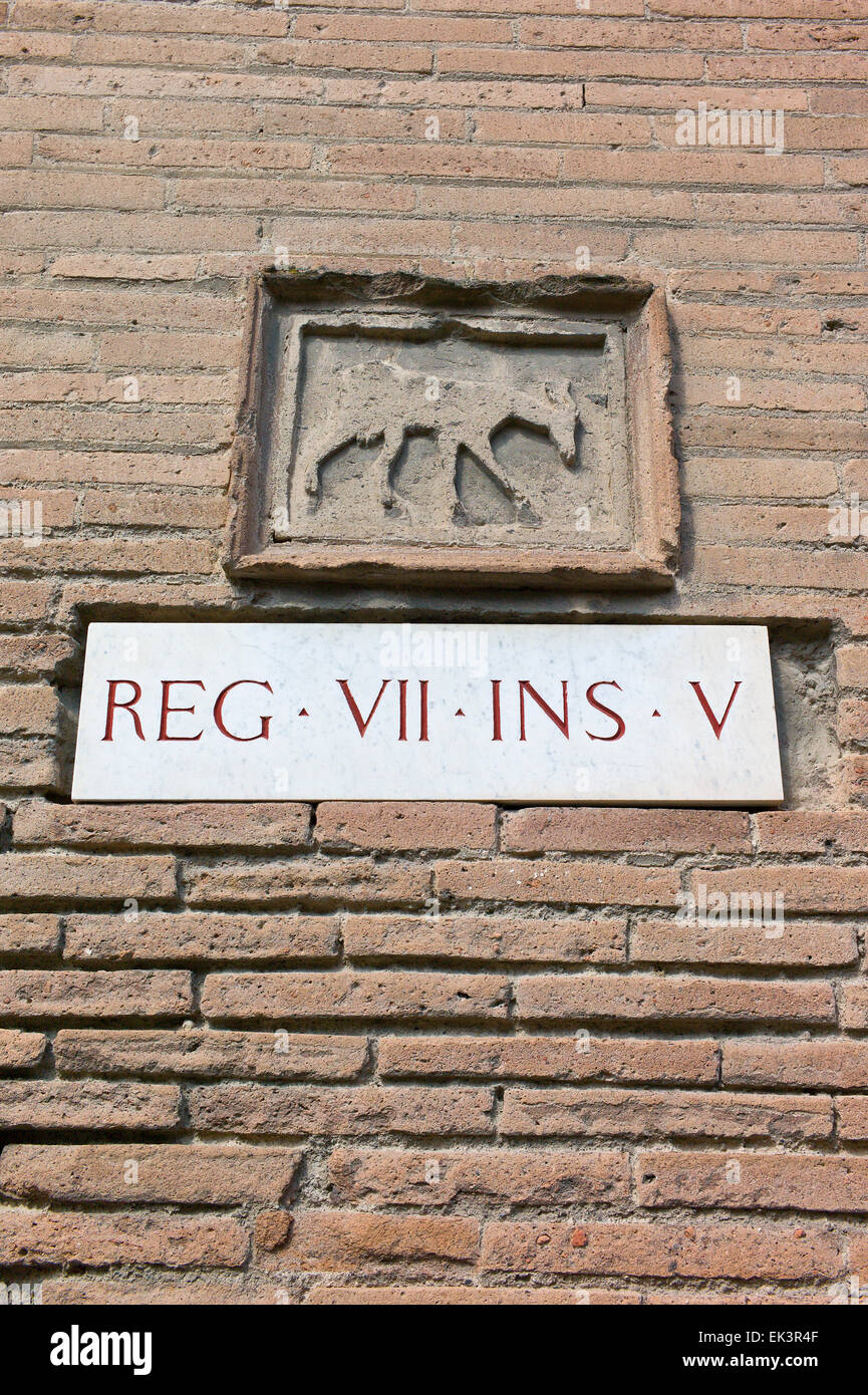 Archäologische System der regionalen und Insula Zahlen auf einem Gebäude in der Römischen Pompeji, in der Nähe von Neapel, Kampanien, Italien Stockfoto