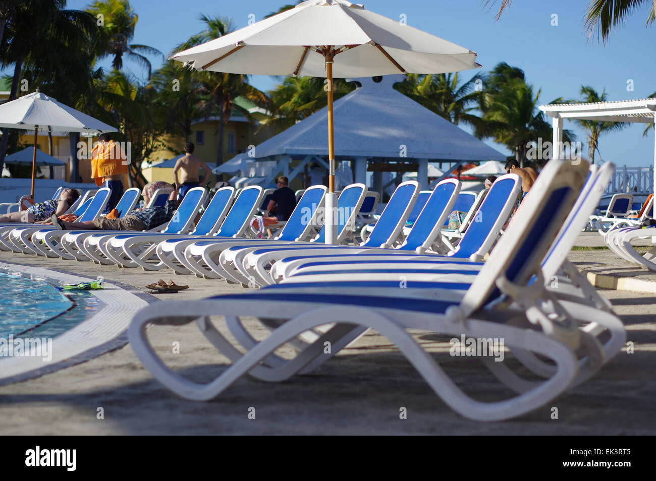 Lounge Stühle um einen Pool in einem tropischen resort Stockfoto