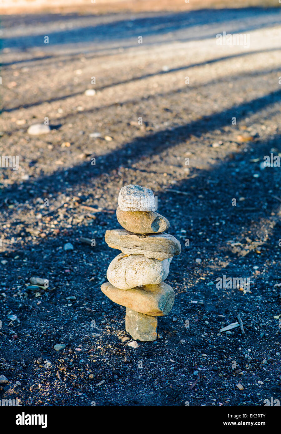 Unfruchtbares Land entlang Arkansas River im Besitz von Union Pacific Railroad. Ein Künstler hat einige Reliquien kreativ arrangiert. Stockfoto