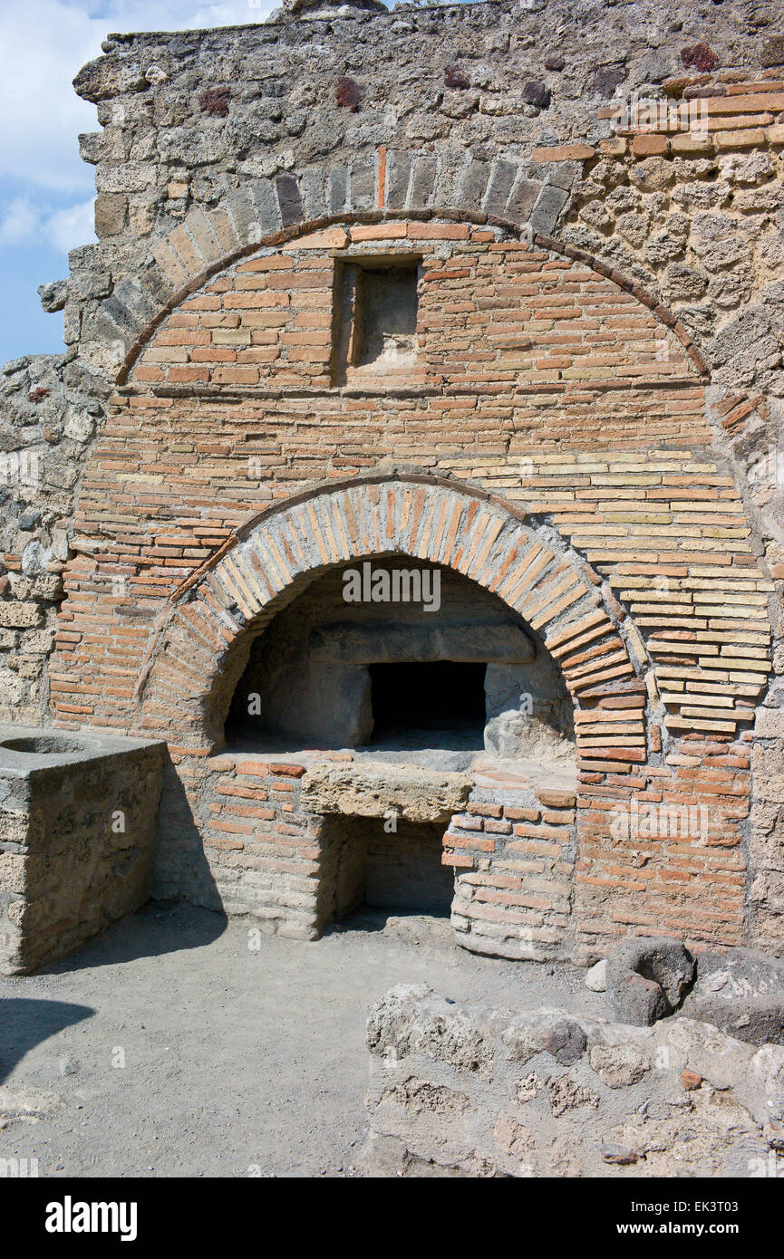 Eine Bäckerei Backofen in der archäologischen Ausgrabungen der römischen Pompeji in der Nähe von Neapel, Kampanien, Italien Stockfoto