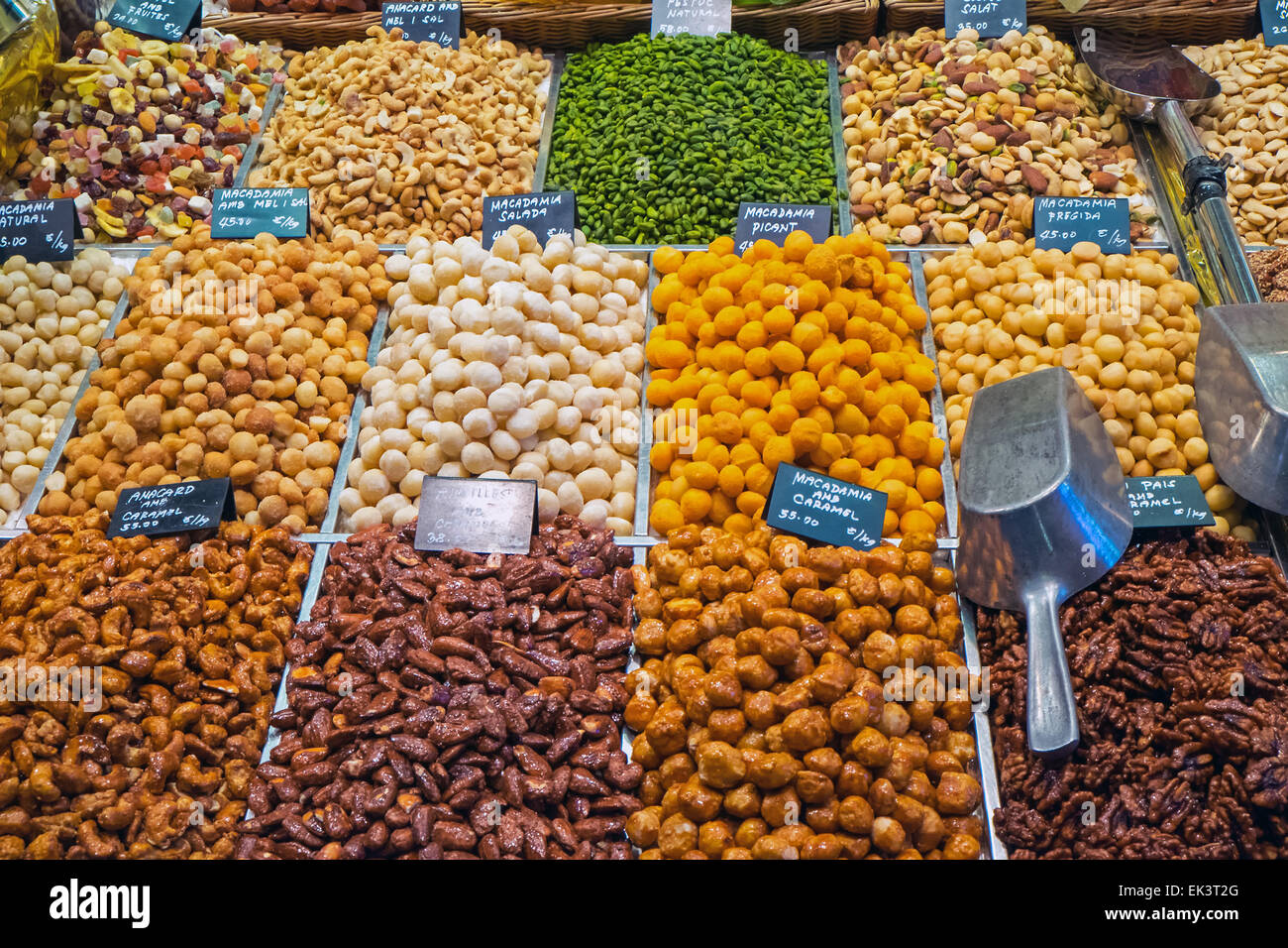 Eine Auswahl an Muttern an der berühmten La Boqueria-Markt in Barcelona Stockfoto