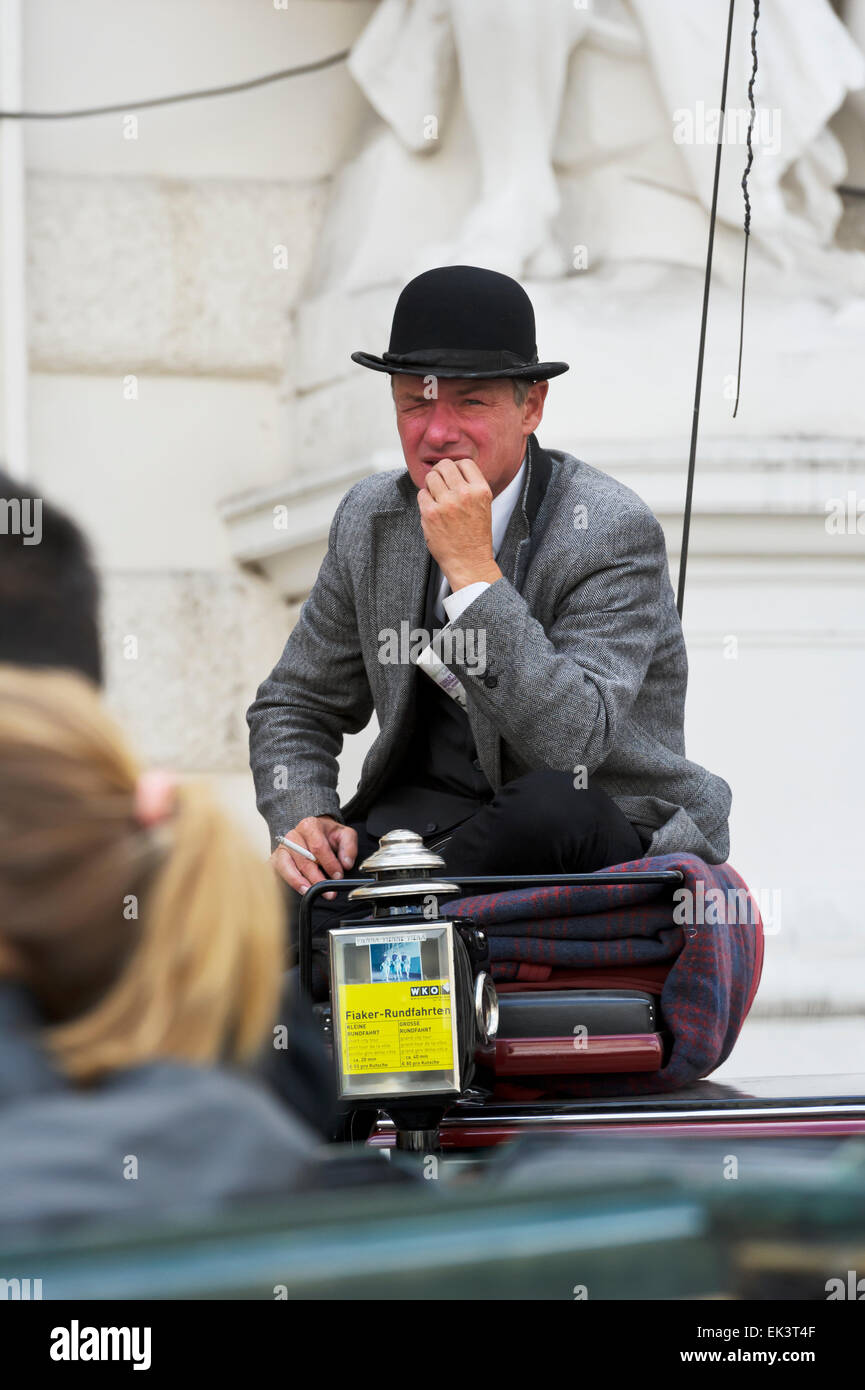 Ein Kutscher mit Jacke und Bowler Hut in Wien, Österreich Stockfotografie -  Alamy