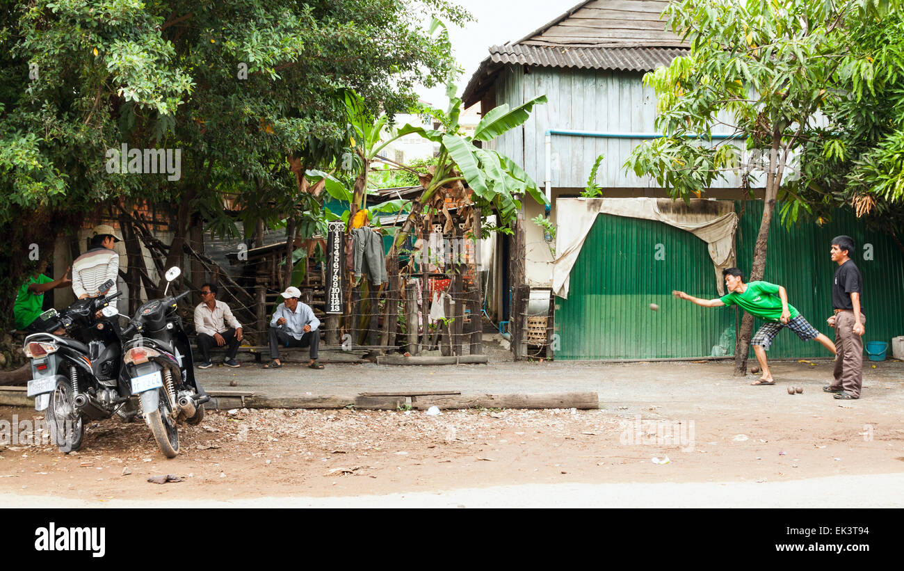 Kambodschanische Männer Pétanque-Spiel in Kampot, Kambodscha, Asien. Stockfoto