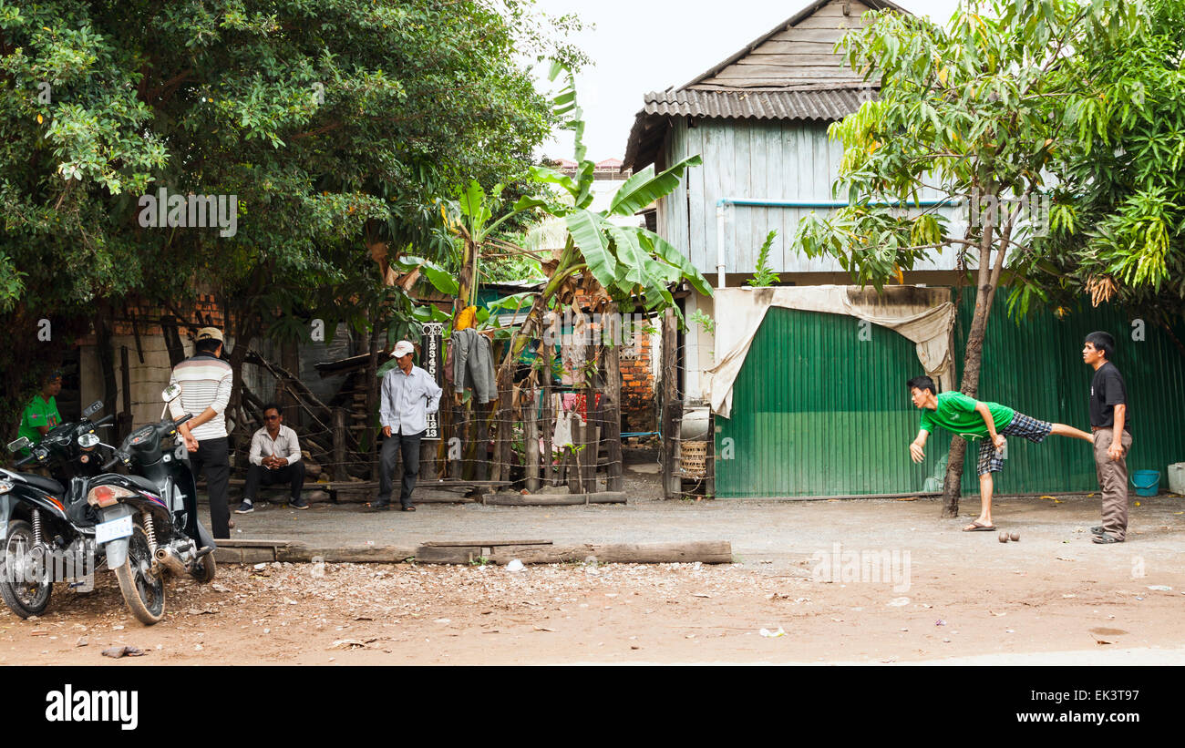 Kambodschanische Männer Pétanque-Spiel in Kampot, Kambodscha, Asien. Stockfoto