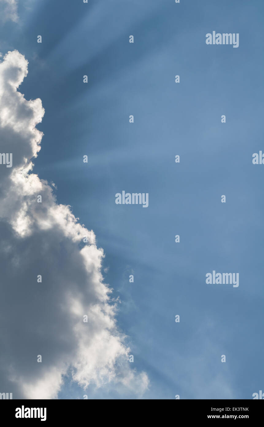 Blauer Himmel mit Cloud "und" Sonnenstrahlen vertikal Stockfoto