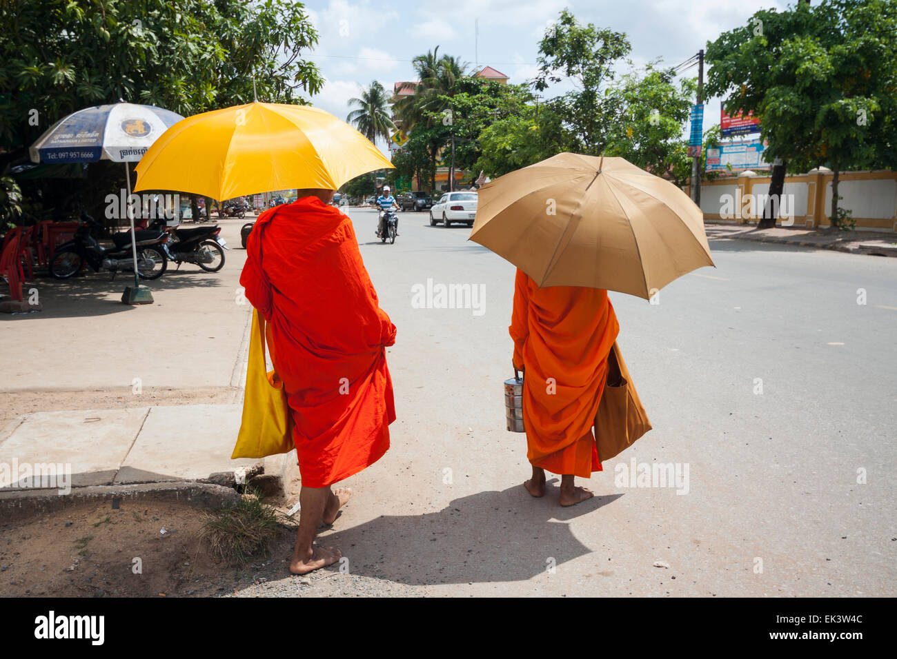 Buddhistischer Mönch in ihrer Runde betteln um Almosen in Kampot, Kambodscha, Asien. Stockfoto