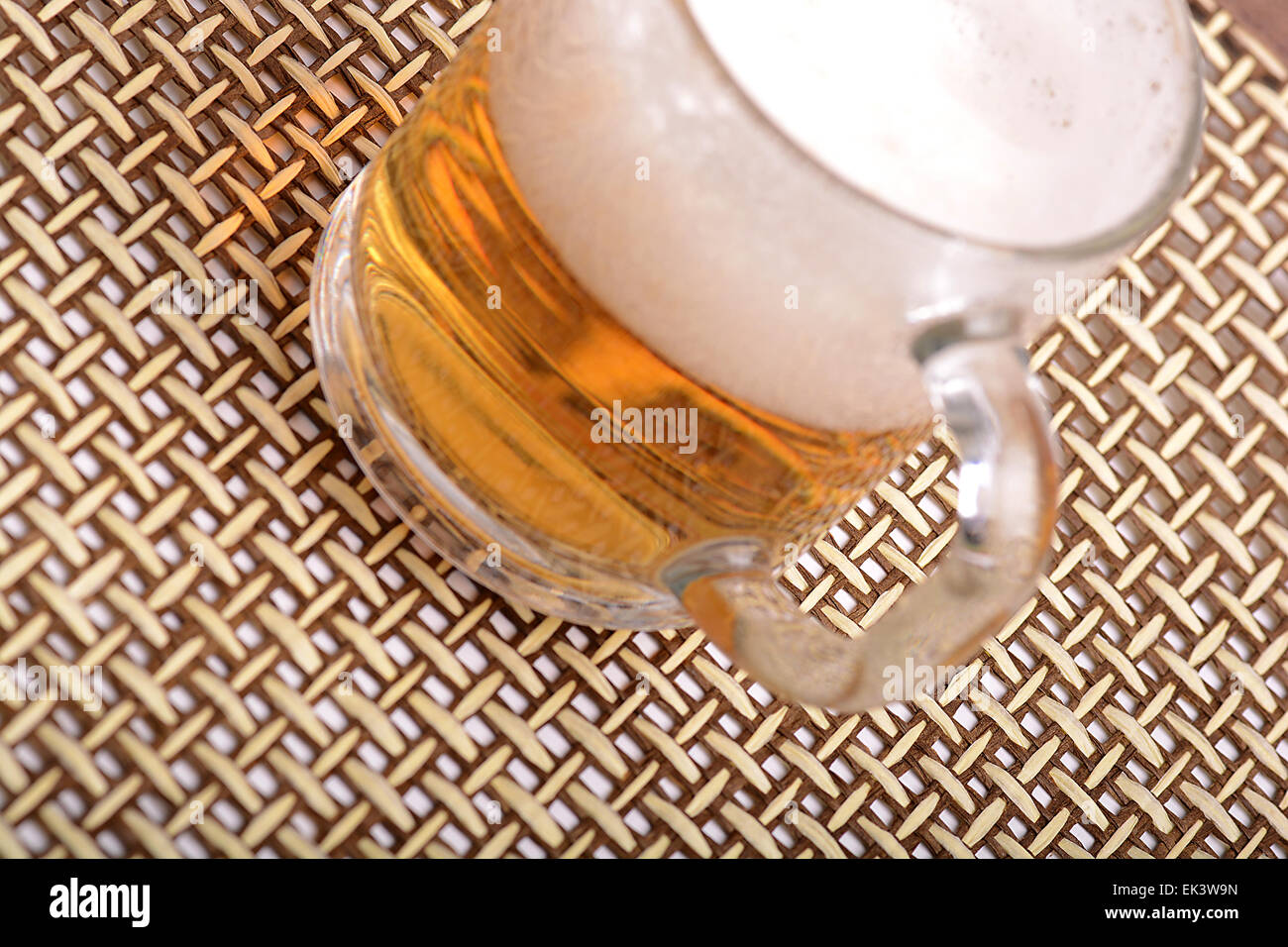 Glas frisches Bier mit Kappe aus Schaumstoff Stockfoto